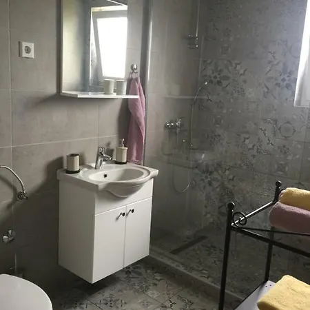 Villa Dinek - *